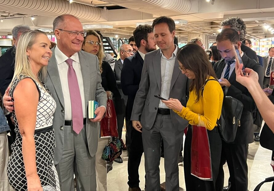 O vice-presidente Geraldo Alckmin tira foto com uma admiradora em livraria de Brasília