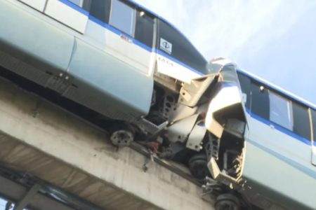 Imagem colorida mostra trens do Metrô de SP após colisão frontal