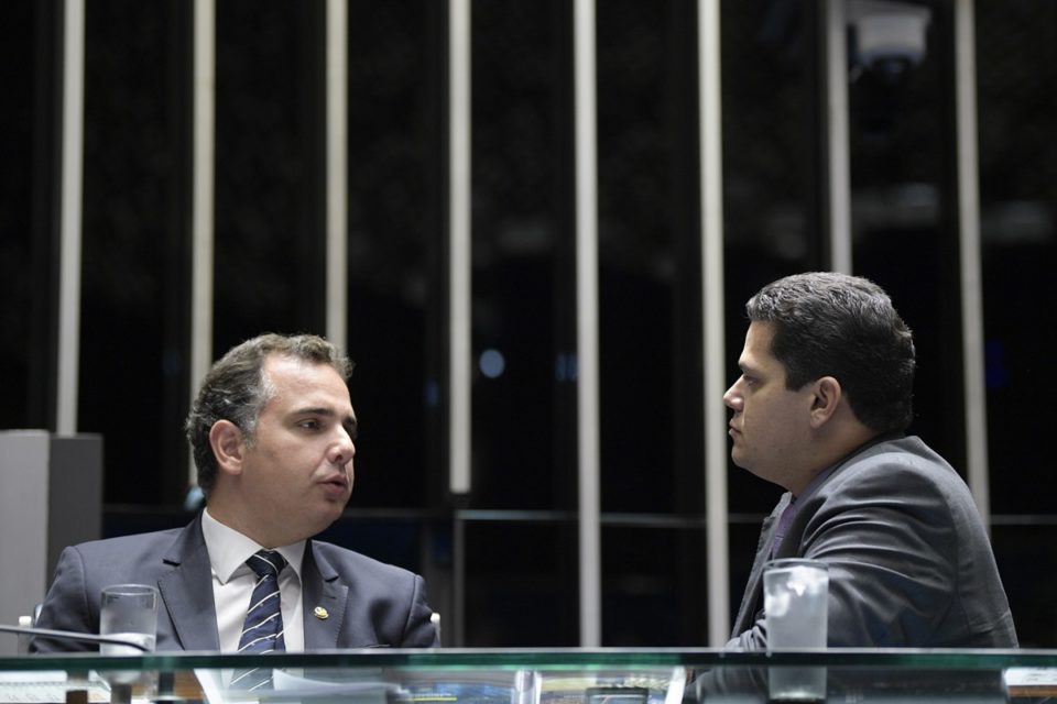 Imagem colorida de Rodrigo Pacheco e Davi Alcolumbre no plenário do Senado - Metrópoles