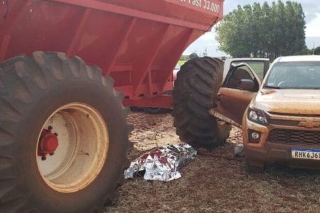 Fotografia colorida da cena do incidente no qual trabalhador morreu atropelado por um trator