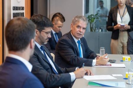 Foto colorida da reunião entre o procurador-geral do trabalho José de Lima Ramos Pereira com o governador Eduardo Leite sobre trabalho escravo - Metrópoles