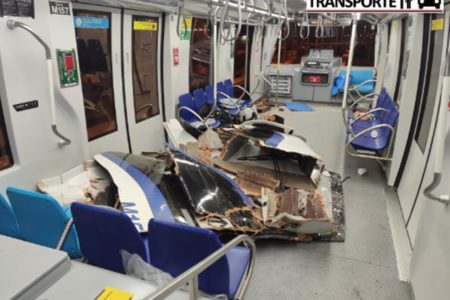 Imagem colorida mostra interior do trem do Metrô após colisão frontal