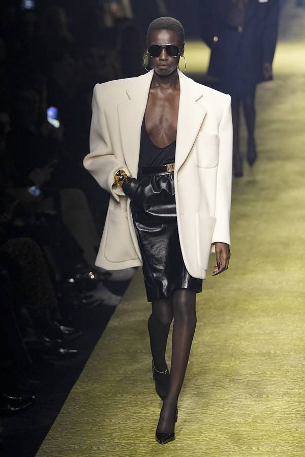 Modelo negra na passarela da Saint Laurent usa blazer branco e largo, saia xadrez e regata cavada - Metrópoles