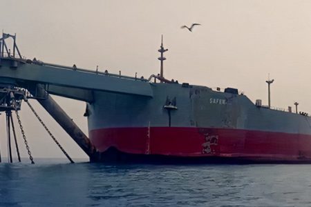 Foto colorida do FSO Safer, navio-tanque com mais de um milhão de barris de petróleo, que pode causar um desastre ambiental - Metrópoles