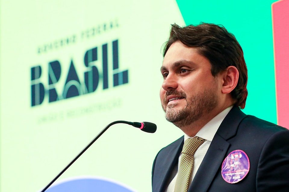 Imagem colorida do ministro juscelino filho, das comunicações