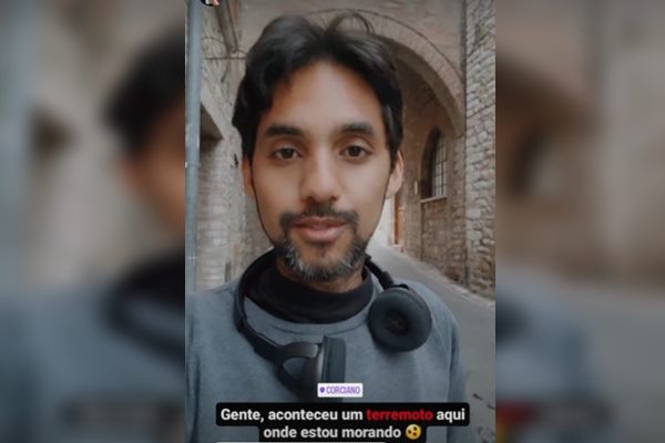 Fotografia colorida de homem com fone de ouvido no pescoço