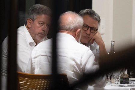 Imagem mostra Lula conversando com Arthur Lira e Alexandre Padilha