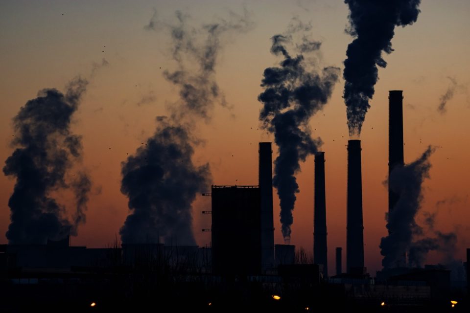 fumaça em chaminés de indústrias sustentabilidade