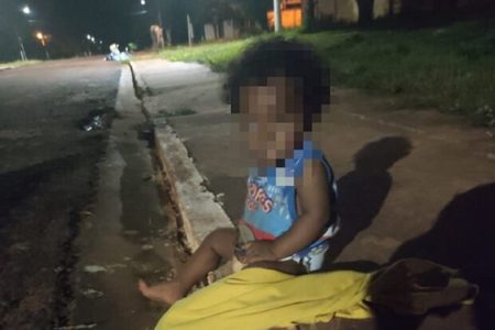 Fotografia colorida da bebê de dez meses, encontrada sozinha sentada em uma avenida de Angélica