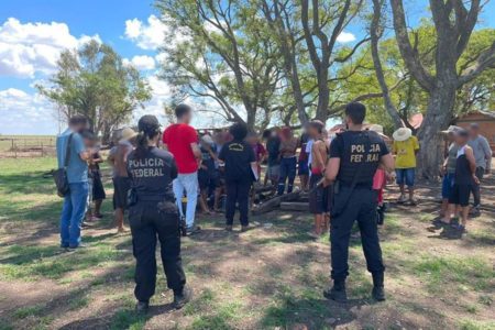 Imagem colorida mostra operação que descobriu pessoas em Condições análogas à escravidão em Uruguaiana - Metrópoles