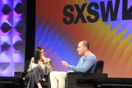 Imagem colorida mostra Greg Brockman, cocriador do ChatGPT e CEO da Open AI, conversa com a jornalista Laurie Segall durante o SxSW 2023, nos EUA - Metrópoles