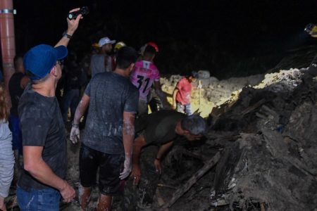 Imagem colorida mostra Deslizamento de terra em Manaus - Metrópoles