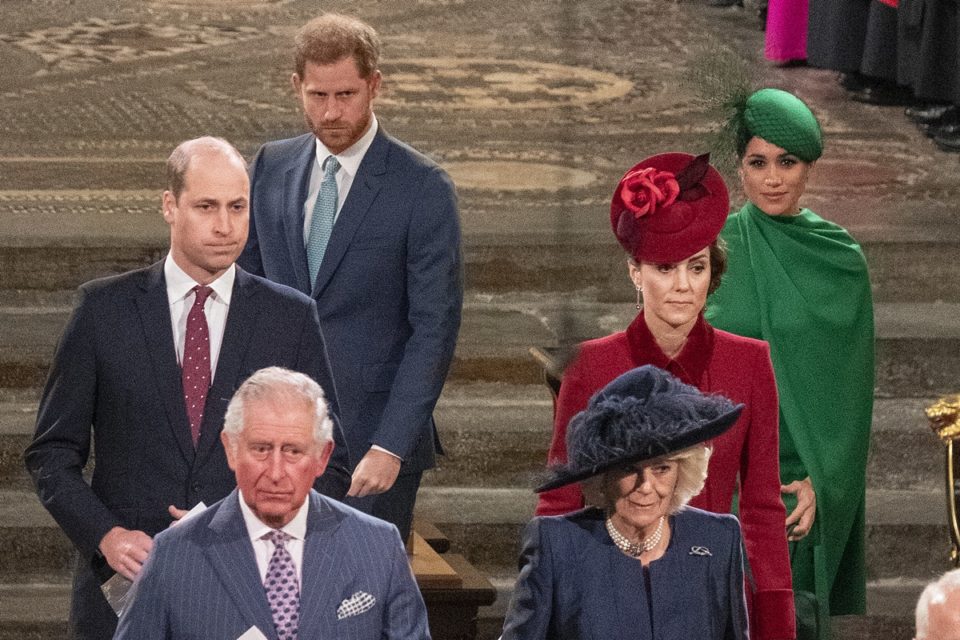 Foto colorida de três casais em fila. Todas as seis pessoas são brancas - Metrópoles