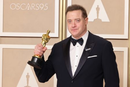 Foto colorida de Brendan Fraser após vencer o Oscar de Melhor Ator - Metrópoles