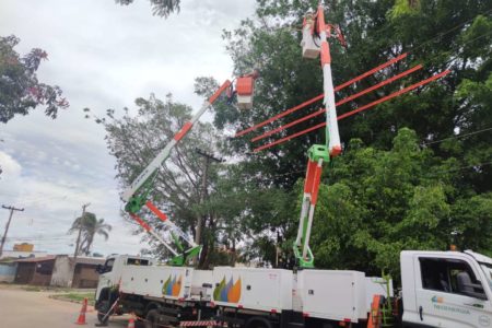 Fotografia colorida mostrando caminhão de empresa de distribuição de energia erguendo funcionário para mexer em poste de luz-Metrópoles