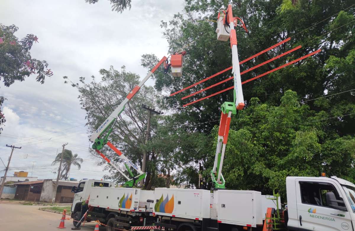 Fotografia colorida mostrando caminhão de empresa de distribuição de energia erguendo funcionário para mexer em poste de luz-Metrópoles