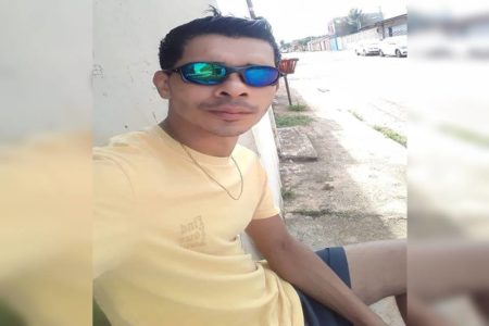 Homem de óculos e camisa amarela