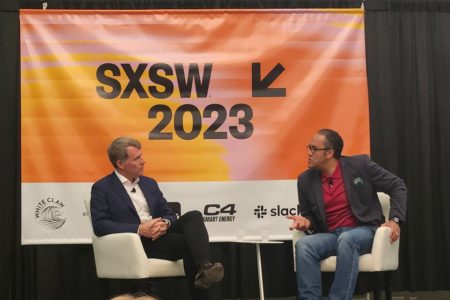 Imagem colorida mostra Nathaniel Fick e Willi Hurd conversam na SxSW - Metrópoles