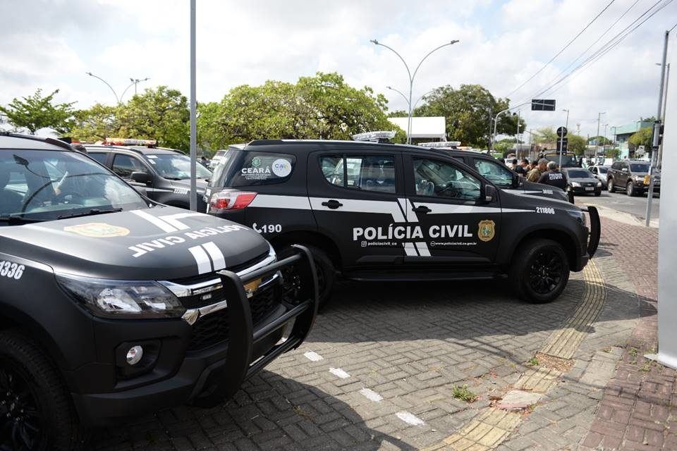 Foto colorida de carros da Polícia Civil do Ceará cozinheiro - Metrópoles