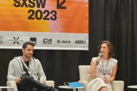 Imagem colorida da SxSW mostra João Pedro Resende, CEO do Hotmart, e Nathalia Arcuri, fundadora do canal "Me Poupe palestrando