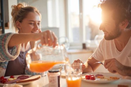 Casal tomando café da manhã com jarra de suco nascer do sol-Metrópoles