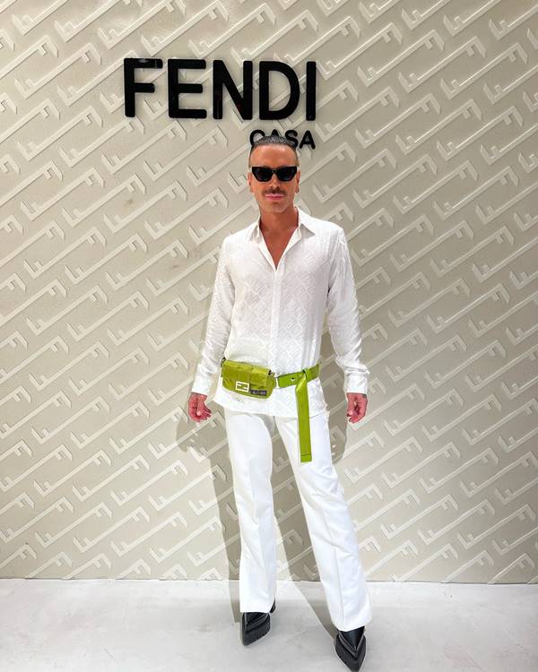Matheus Mazzafera usa macacão branco, cinto de bolsa verde da marca Fendi e óculos escuros - Metrópoles