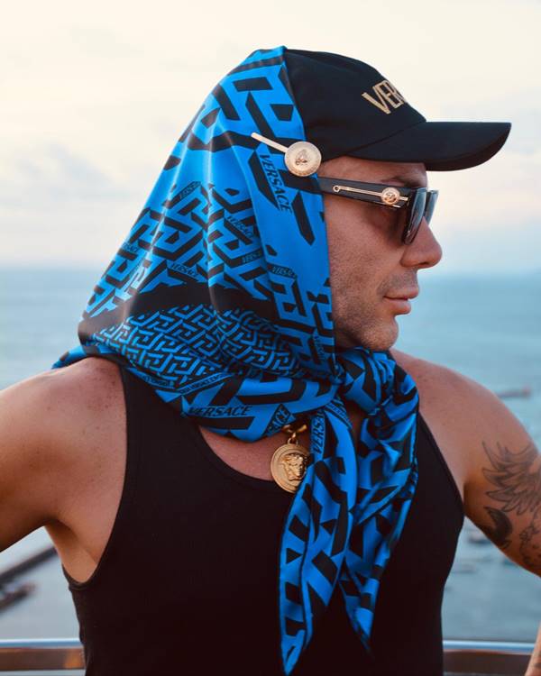 Influencer Matheus Mazzafera usa lenço da Versace, óculos e boné - Metrópoles