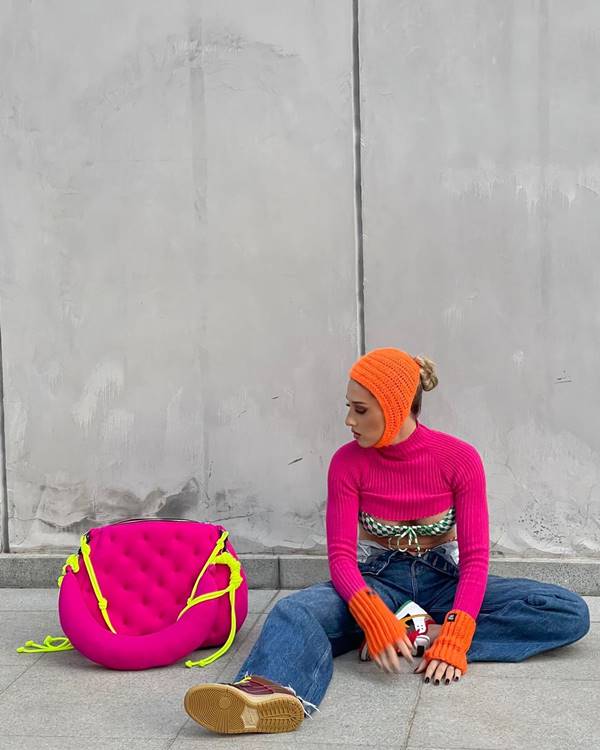 Malu Borges usa balaclava laranja, blusa rosa e calça jeans - Metrópoles
