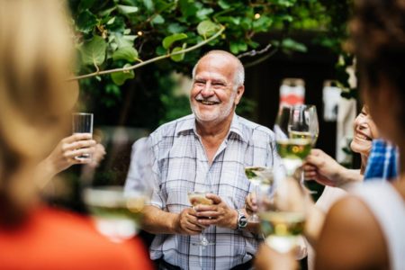 Reunião de pessoas conversando, bebendo e rindo