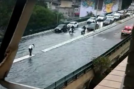 Chuva castiga SP e alaga Minhocão