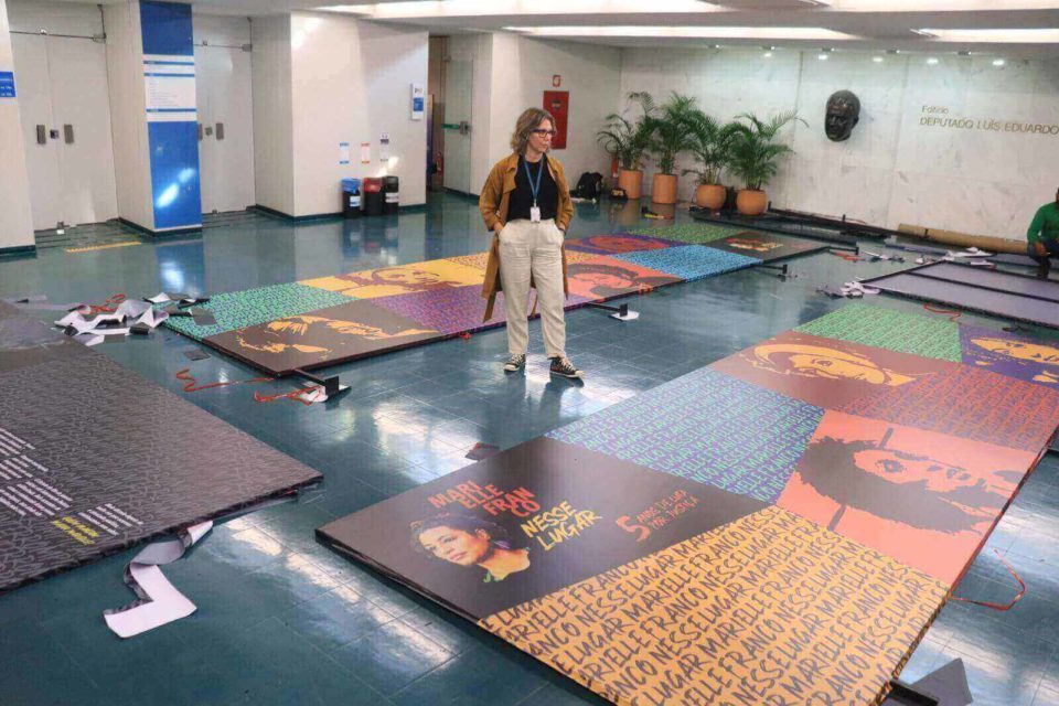 Única sobrevivente do atentado a Marielle, jornalista Fernanda Chaves organiza exposição na Câmara em homenagem à vereadora