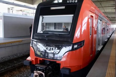 Imagem mostra trem vermelho, da CPTM, que circula em São Paulo - Metrópoles