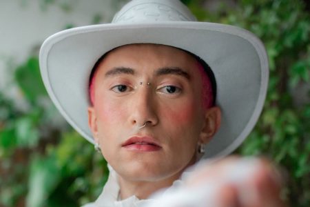 Foto colorida de Gabeu, filho de Solimões, usando chapéu - Metrópoles