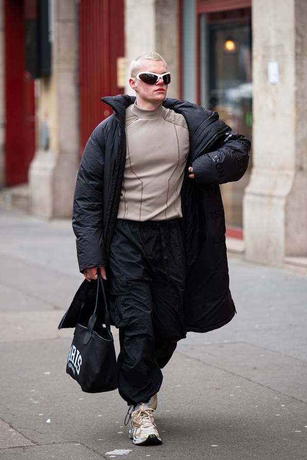 Look com calça paraquedas no street style - Metrópoles