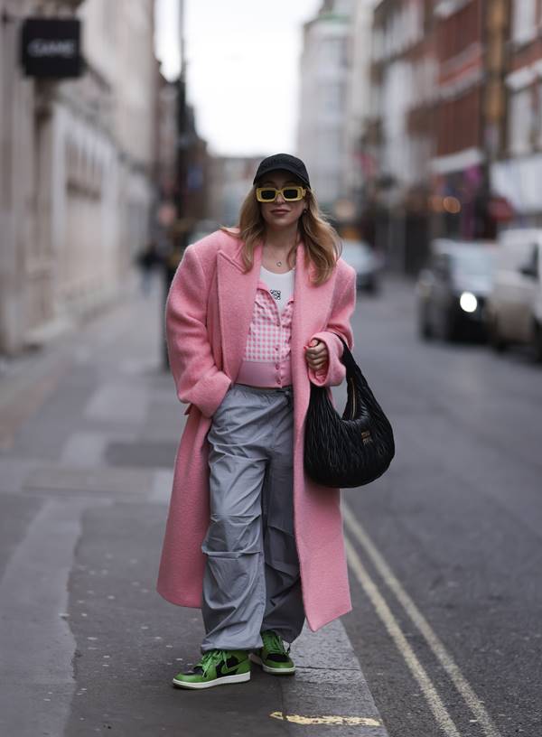 Look com calça paraquedas no street style - Metrópoles