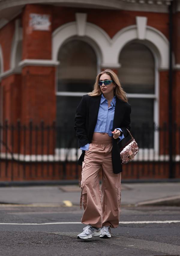 Look de grávida com calça paraquedas no street style - Metrópoles