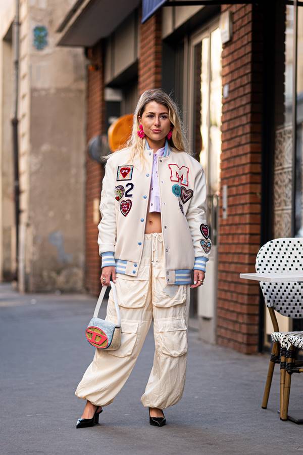 Look com calça paraquedas no street style - Metrópoles