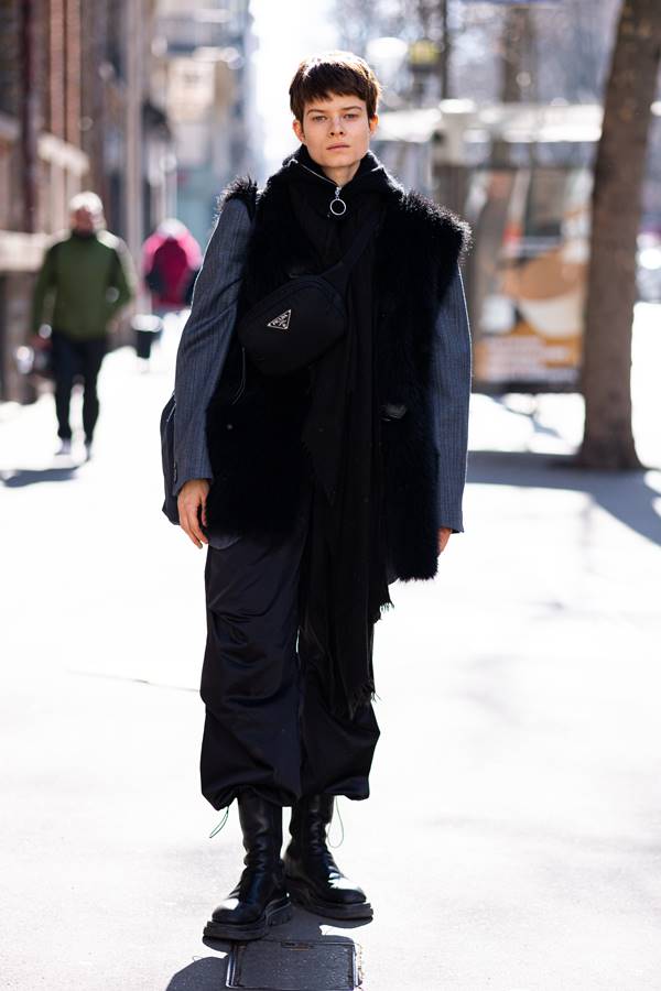 Look com calça paraquedas no street style - Metrópoles