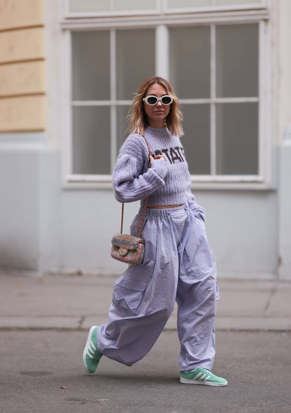 Look com calça paraquedas no street style - Metrópoles
