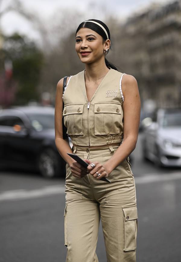 Mulher usa look creme com tiara na cabeça - Metrópoles