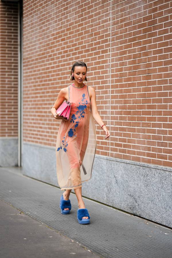 Mulher usa vestido transparente com tamanco azul felpudo - Metrópoles