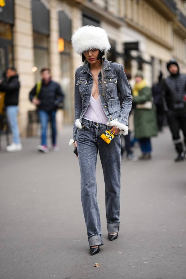 Look jeans com chapéu branco felpudo - Metrópoles