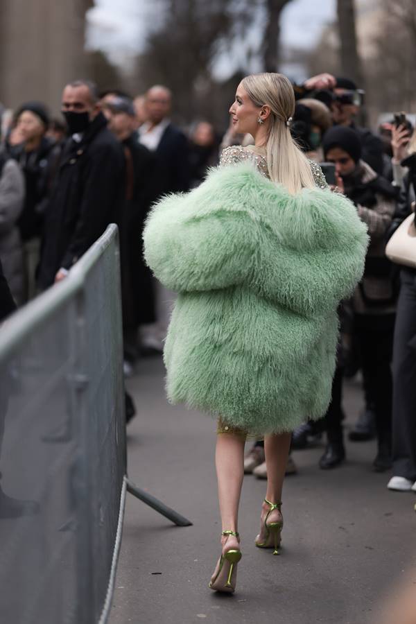 Look com casado felpudo verde no street style - Metrópoles