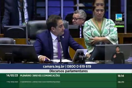 Gilvan Máximo preside sessão da Câmara dos Deputados