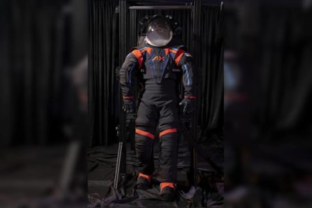 Foto colorida do novo traje espacial apresentado pela Nasa - Metrópoles