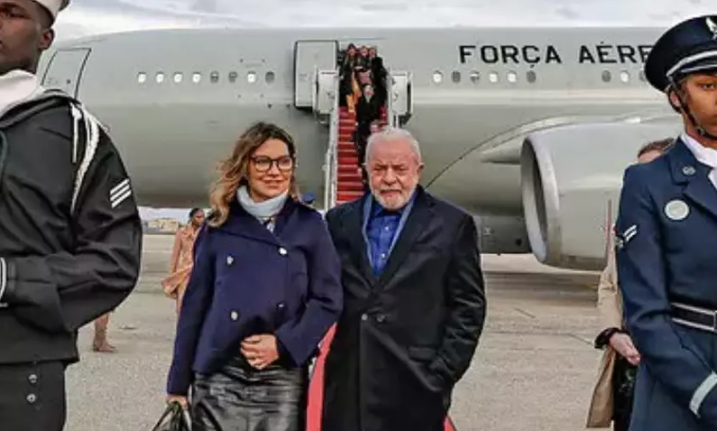 Lula e Janja em avião da FAB