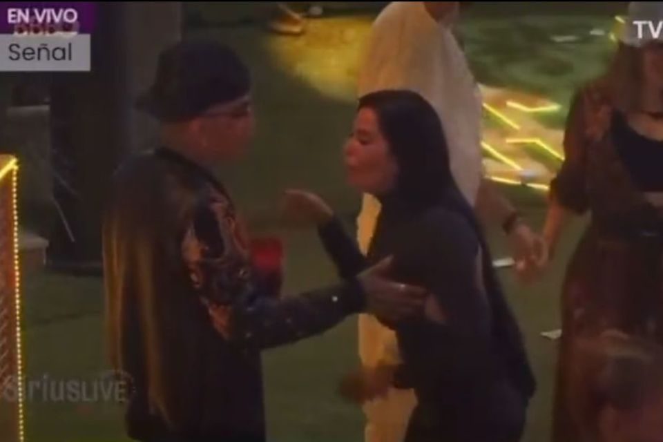 Internautas dizem que MC Guimê tentou apalpar seios de Dania