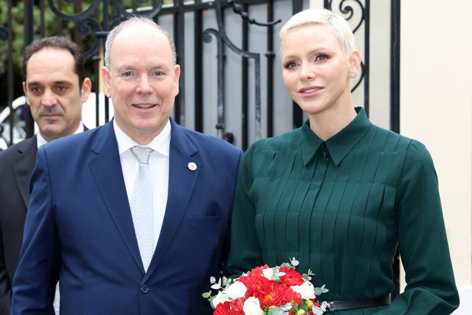 Foto colorida de homem branco, careca e de terno ao lado de mulher branca, com cabelo platinado, roupa verde e segurando um buquê - Metrópoles