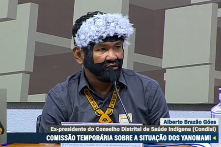 indígena yanomami em plenário do senado - metrópoles