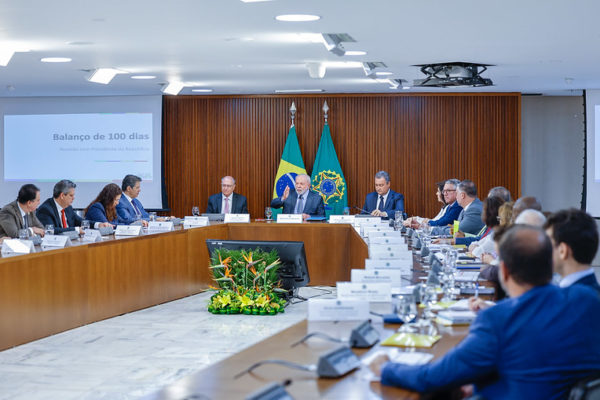 Lula fala durante reunião ministerial no Palácio do Planalto